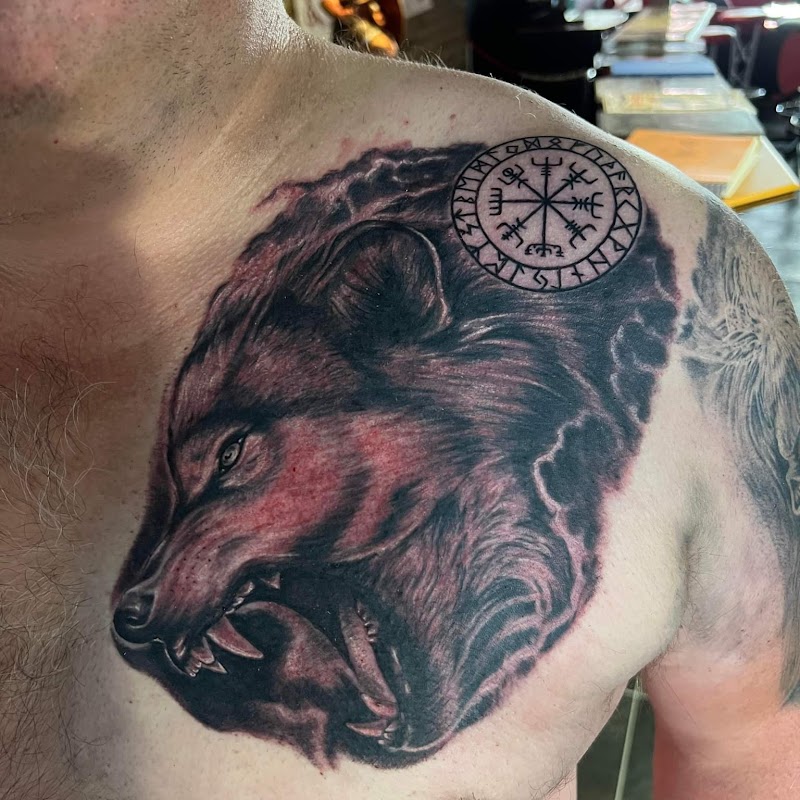 Realistische berenkop met Vegvisir kompas op borst.