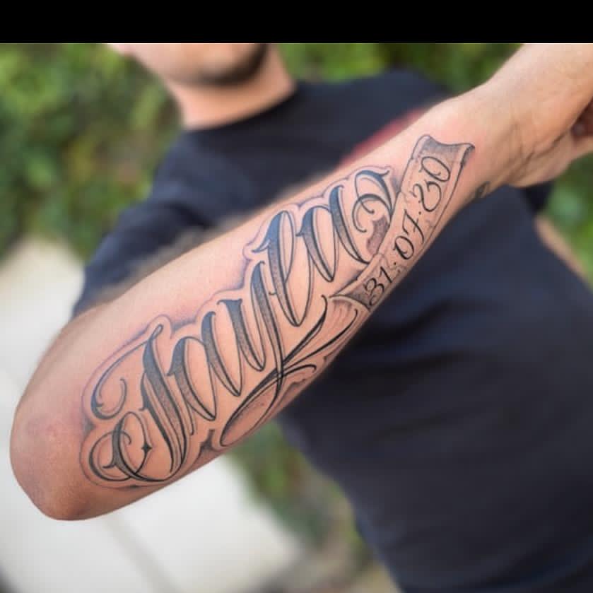 Naam 'Jayla' in sierlijke letters met datum '31-07-20' op een banier.