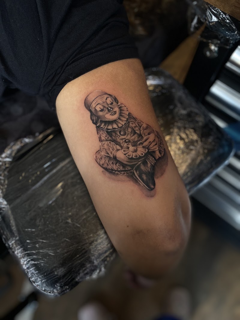 Naomi van der Beek tattoo