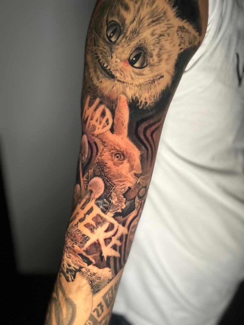 Realistische Cheshire Cat en White Rabbit met 'MAD HERE' tekst op arm.