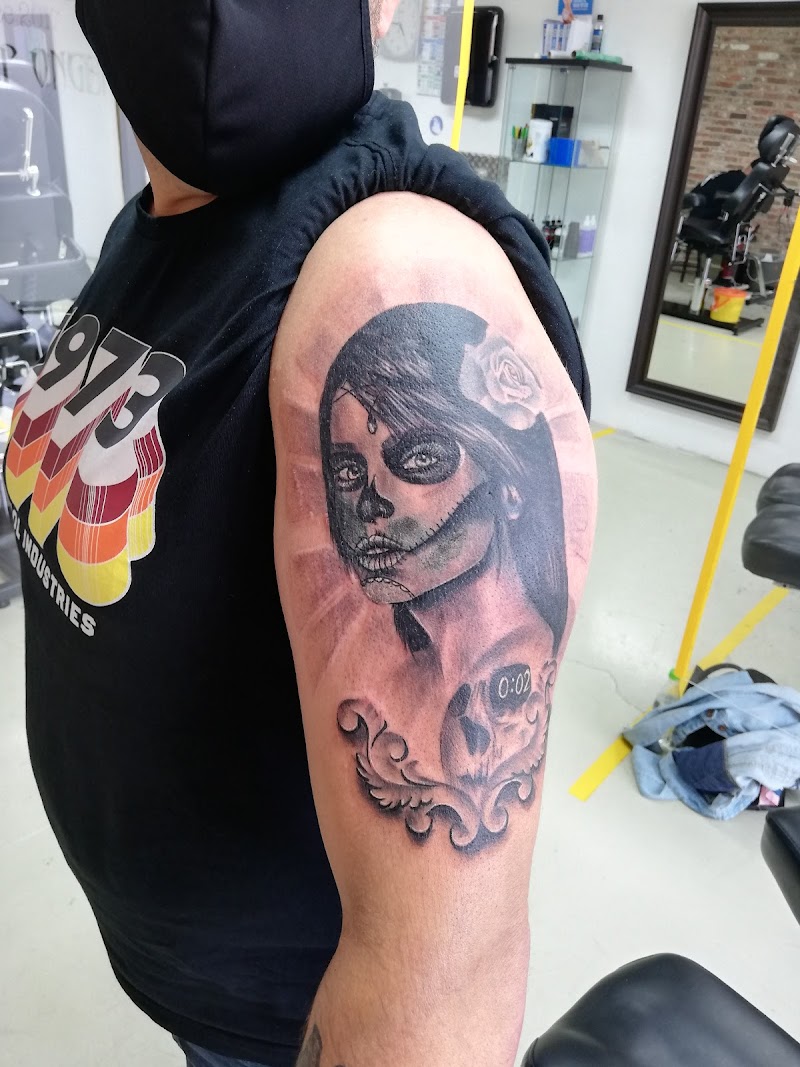 Realistisch zwart-wit portret van een Dia de los Muertos vrouw met schedel en klok.