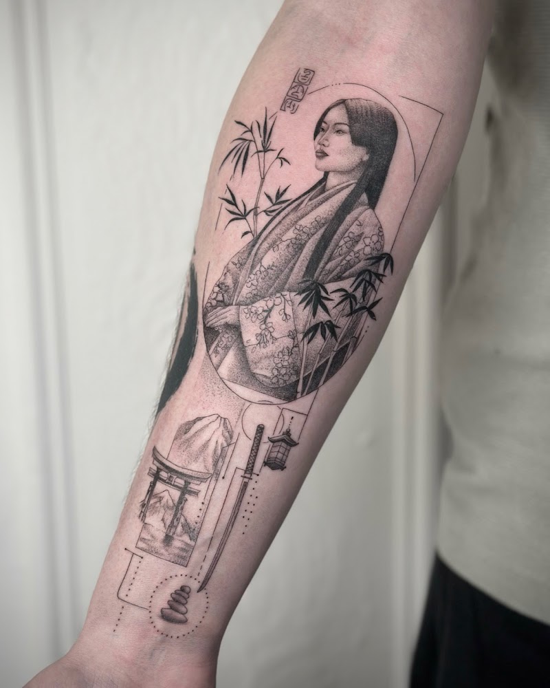 Gedetailleerde Japanse geisha, torii poort en berg tattoo op onderarm.