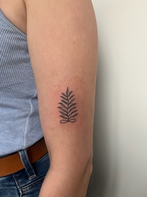 Minimalistische fineline varen met oneindigheidssymbool op bovenarm.