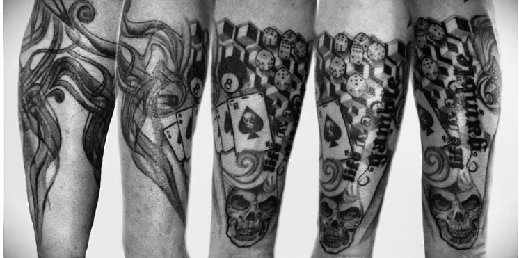 Zwart-wit tattoo met schedel, kaarten, dobbelstenen en tekst "life is a gamble".