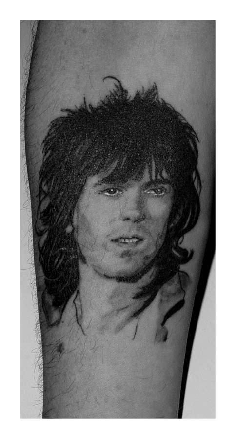 Realistisch zwart-wit portret van een man op het onderbeen.