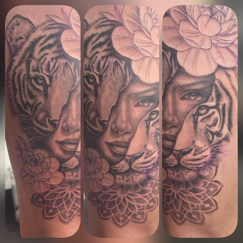 Realistisch portret van vrouw en tijger met bloemen en mandala op bovenbeen.