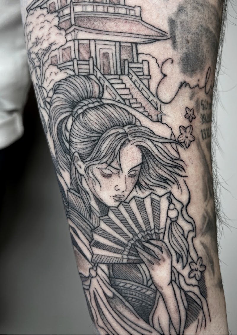 Blackwork tattoo van een geisha met waaier en een tempel op de achtergrond.