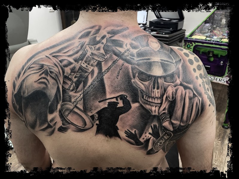 Zwart-wit rugstuk met Vrouwe Justitia, een politieschedel en een agent.