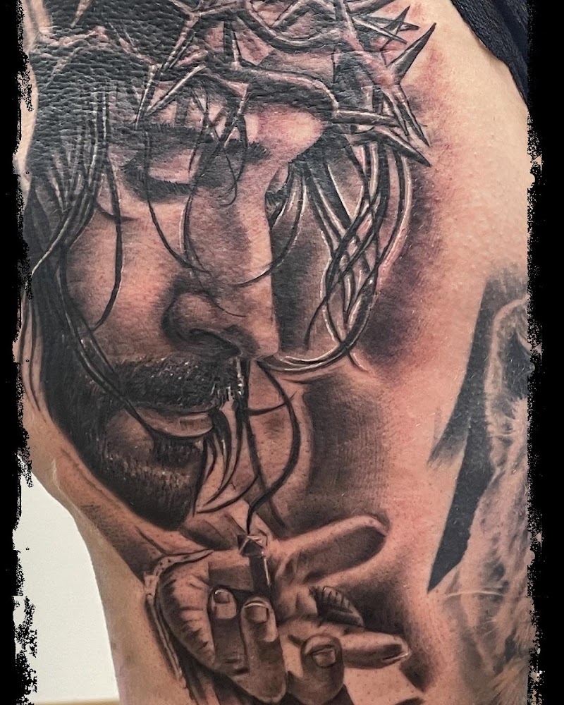 Realistisch portret van Jezus met doornenkroon en kruis.