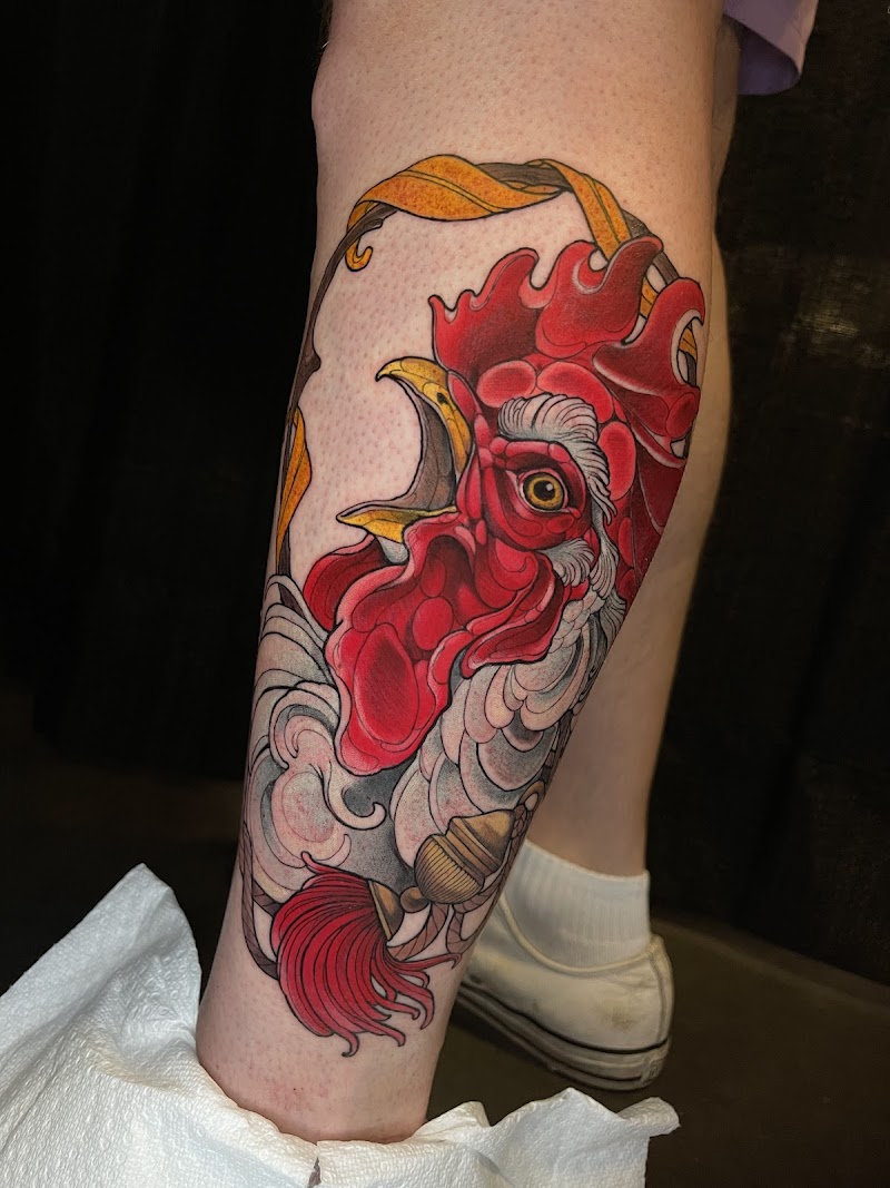 Neo-traditionele haan tattoo op onderbeen.