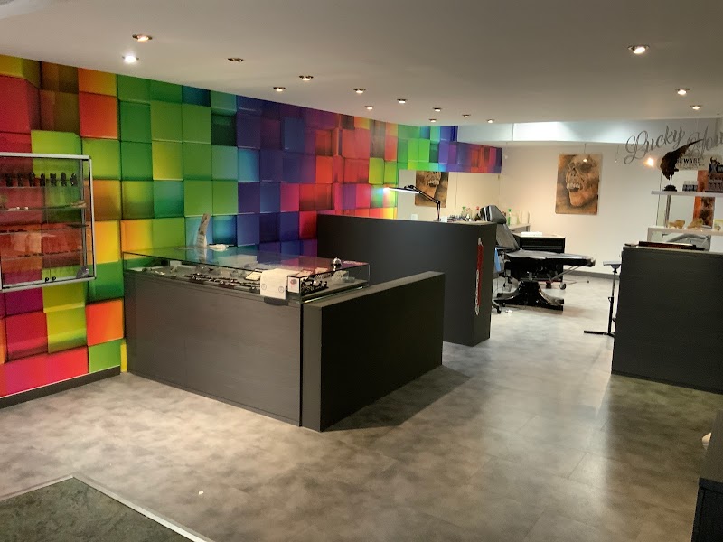 Luckyyoutattoo piercing studio