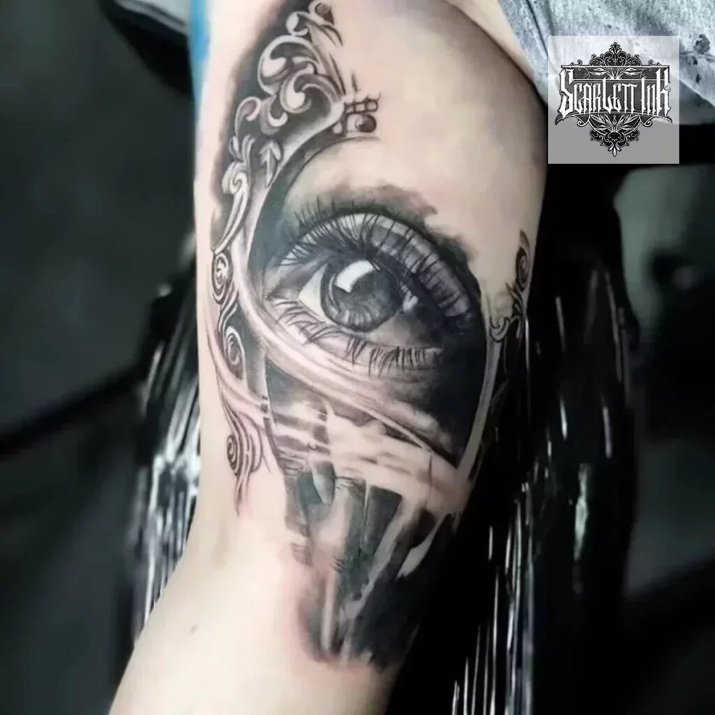 Realistisch oog in sierlijke lijst op bovenarm.