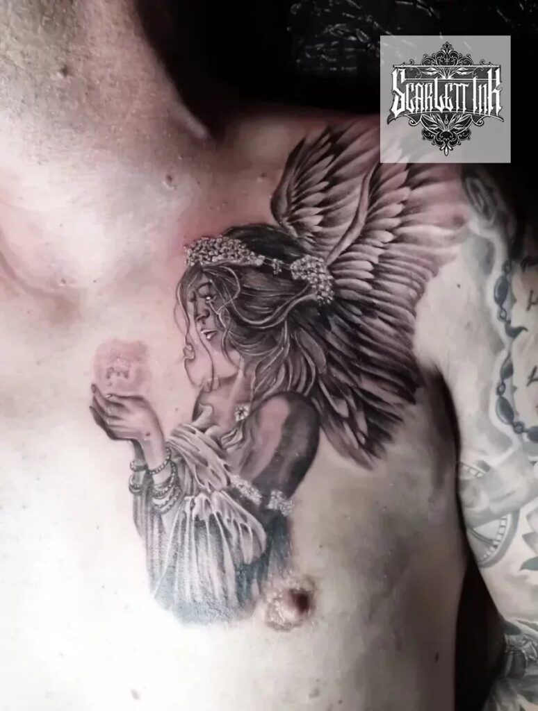 Realistische zwart-wit tattoo van een engel die een licht vasthoudt op de borst.
