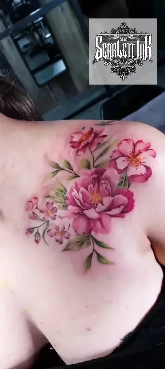 Roze pioenroos en kersenbloesem tattoo op schouder.