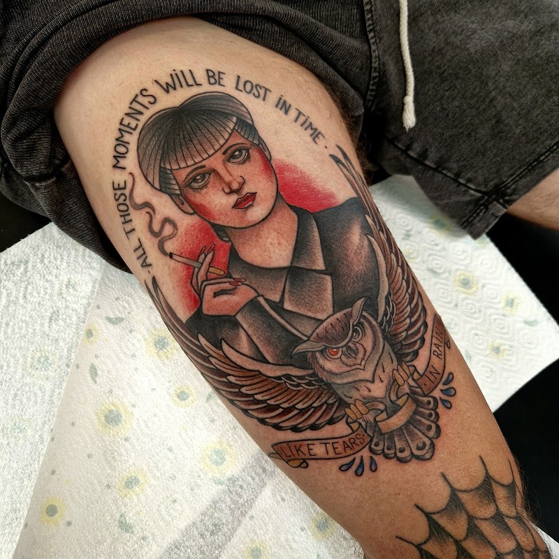 Neo-traditionele tattoo van rokende vrouw, uil en Blade Runner quote op bovenbeen.
