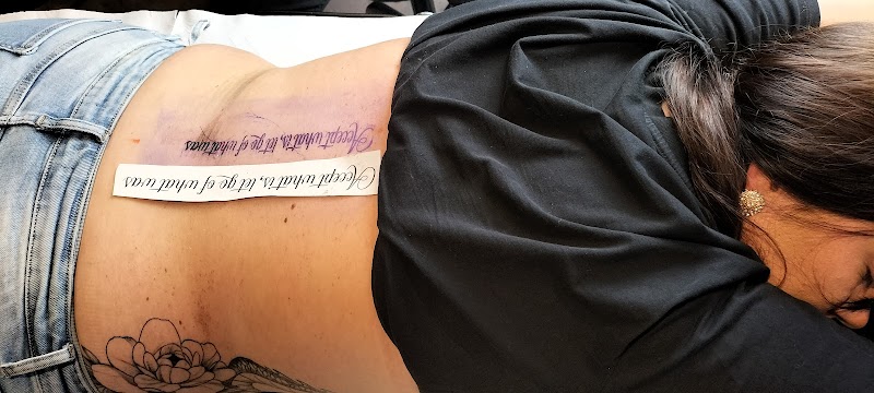 Tekst tattoo 'Accept what is, let go of what was' op de rug.