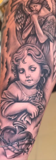 Realistische zwart-wit tattoo van engel, cherubijn en heilig hart met doornen.