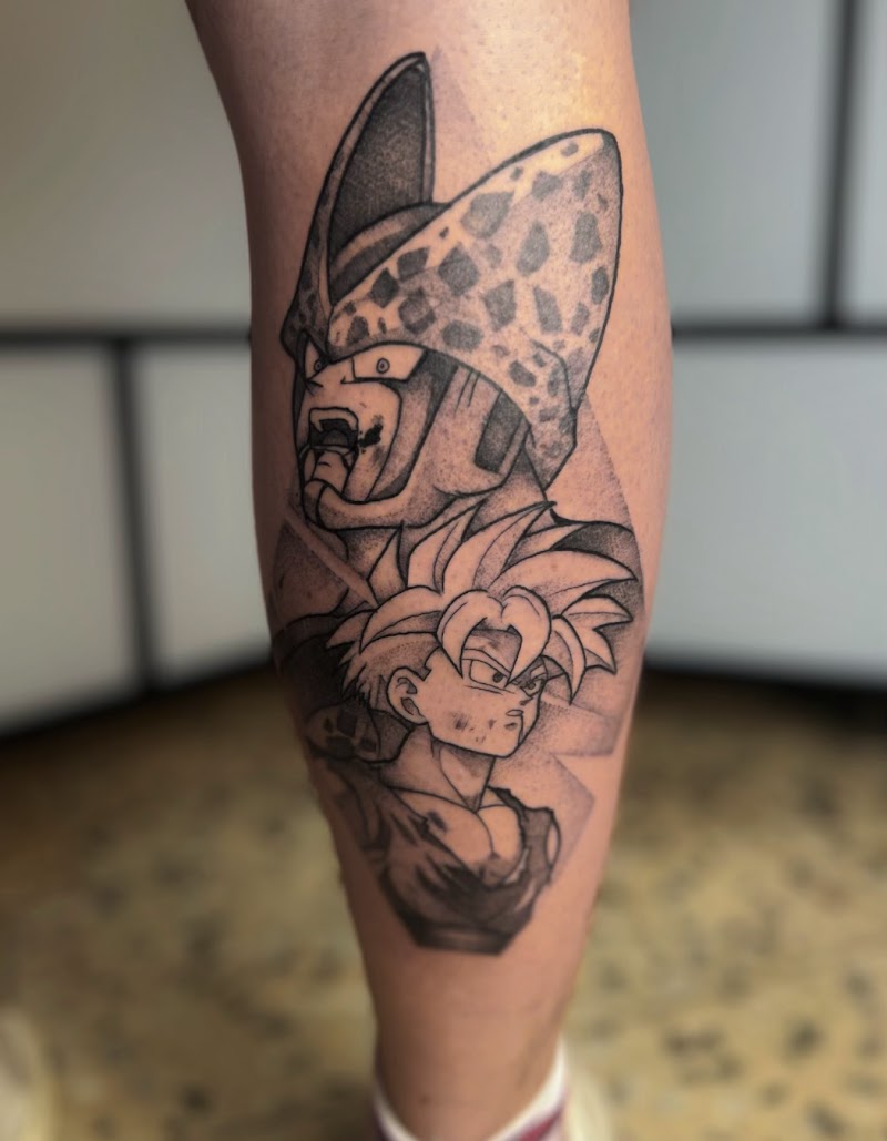 Zwart-wit tattoo van Gohan en Cell uit Dragon Ball Z op het onderbeen.