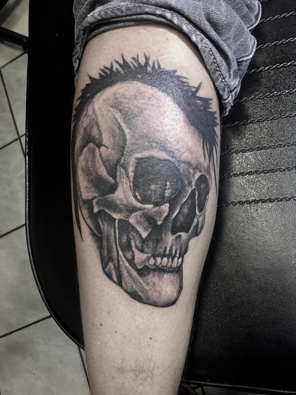 Realistische schedel met een hanenkam van stekels op het onderbeen.