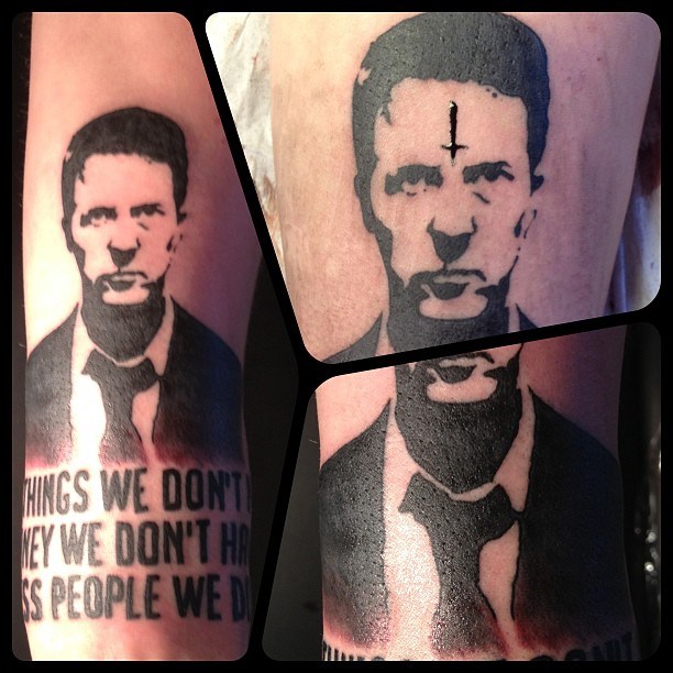Blackwork portret van Tyler Durden met Fight Club quote.