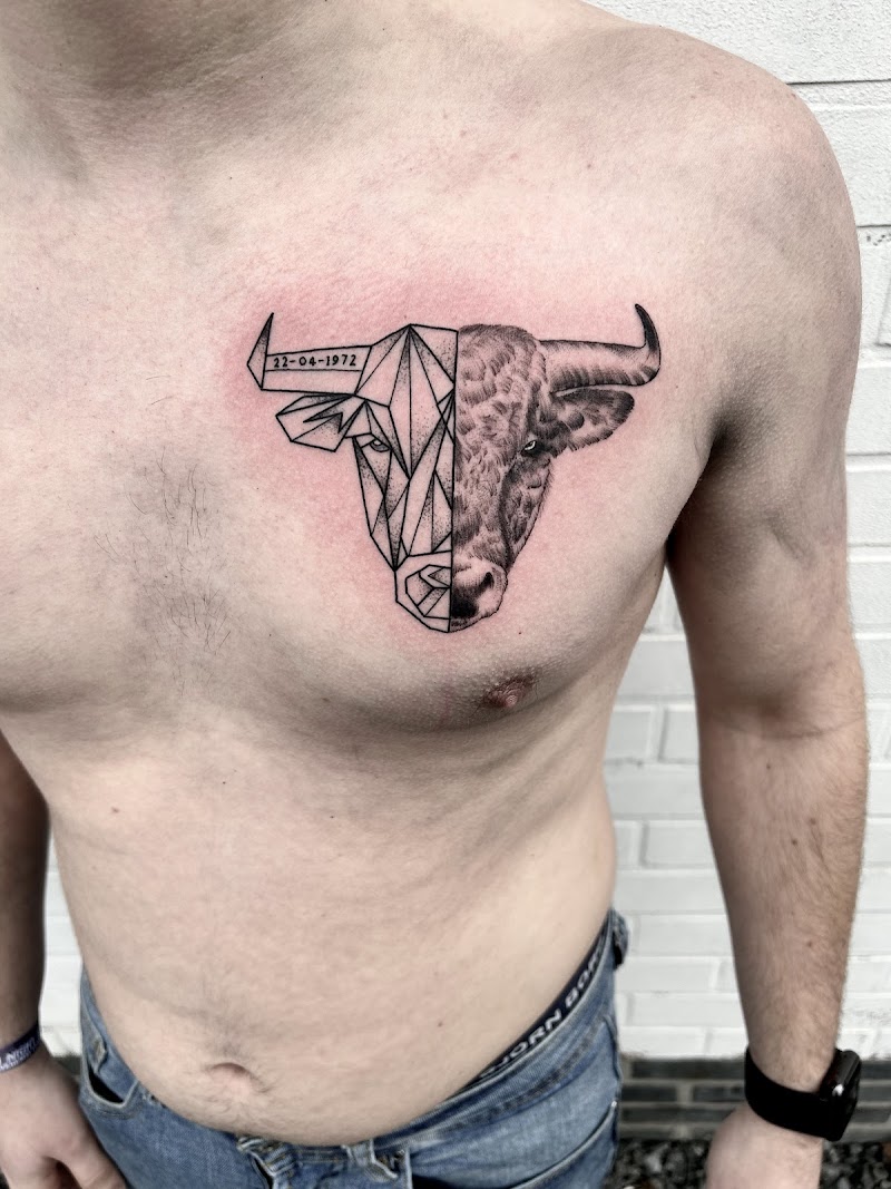 Half geometrische, half realistische stier op borst met datum.