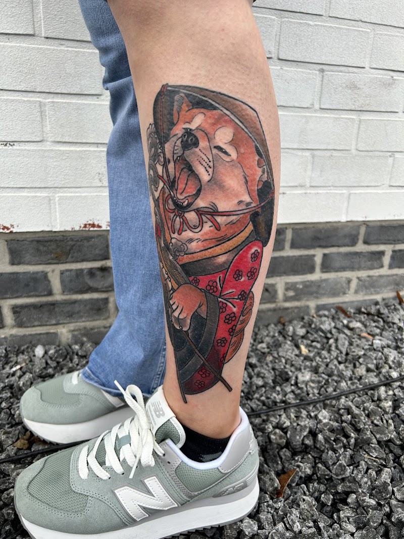 Shiba Inu hond in samoerai kleding op onderbeen.