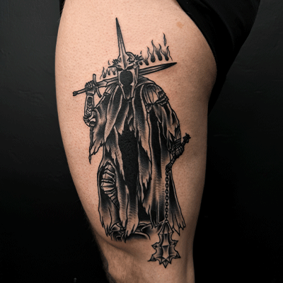 Blackwork tattoo van de Witch-King of Angmar uit Lord of the Rings op het bovenbeen.