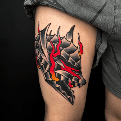 Berserk Berserker armor helm tattoo op bovenbeen.