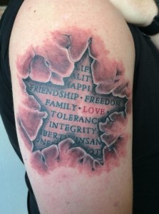 Stervormige scheur in huid met woorden als 'Family', 'Love', 'Freedom'.