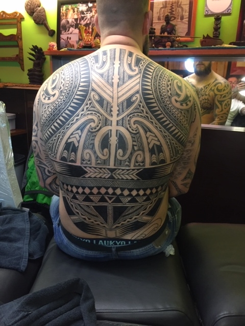 Grote Polynesische tribal tattoo over de hele rug.