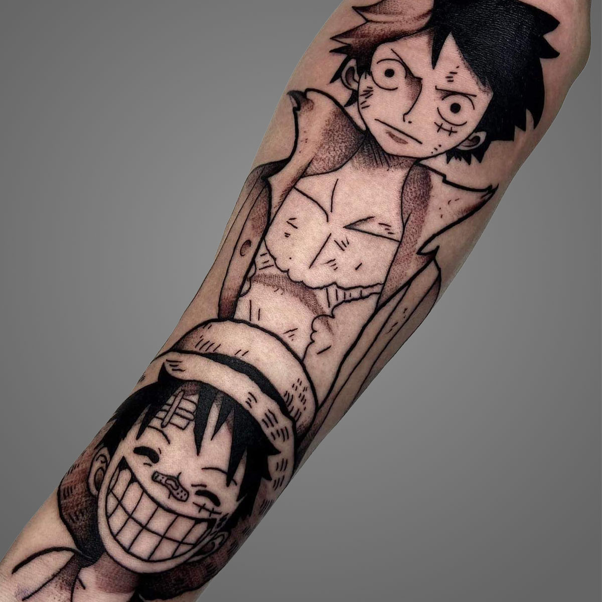 Blackwork tattoo van Monkey D. Luffy (One Piece), jong en oud.