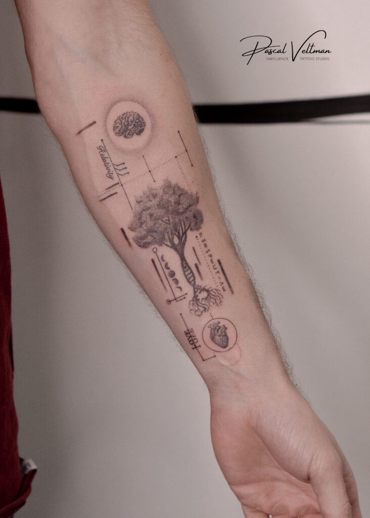 Fineline tattoo van boom, DNA, brein, hart en geometrische elementen op onderarm.