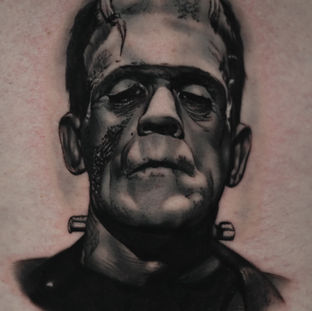 Realistisch portret van Frankenstein's monster in zwart-wit.