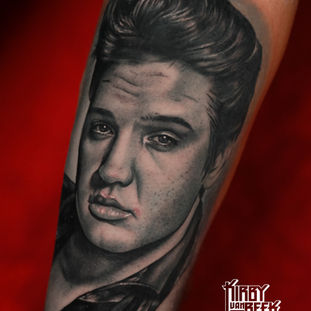 Realistisch zwart-wit portret van Elvis Presley op de onderarm.