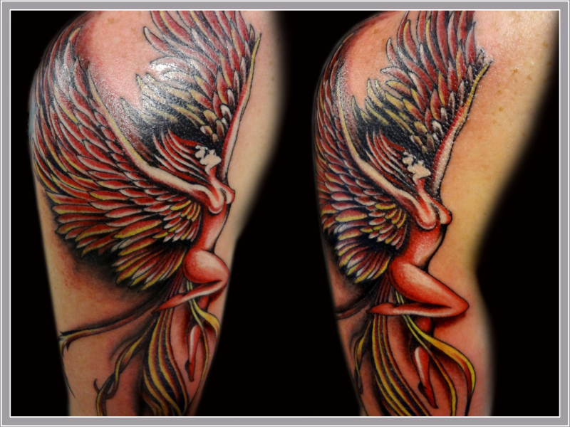 Kleurrijke feniks-vrouw tattoo op bovenarm.