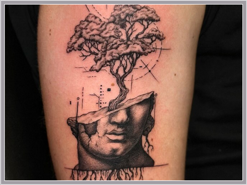 Boom groeit uit gebroken klassiek borstbeeld, met geometrische lijnen.