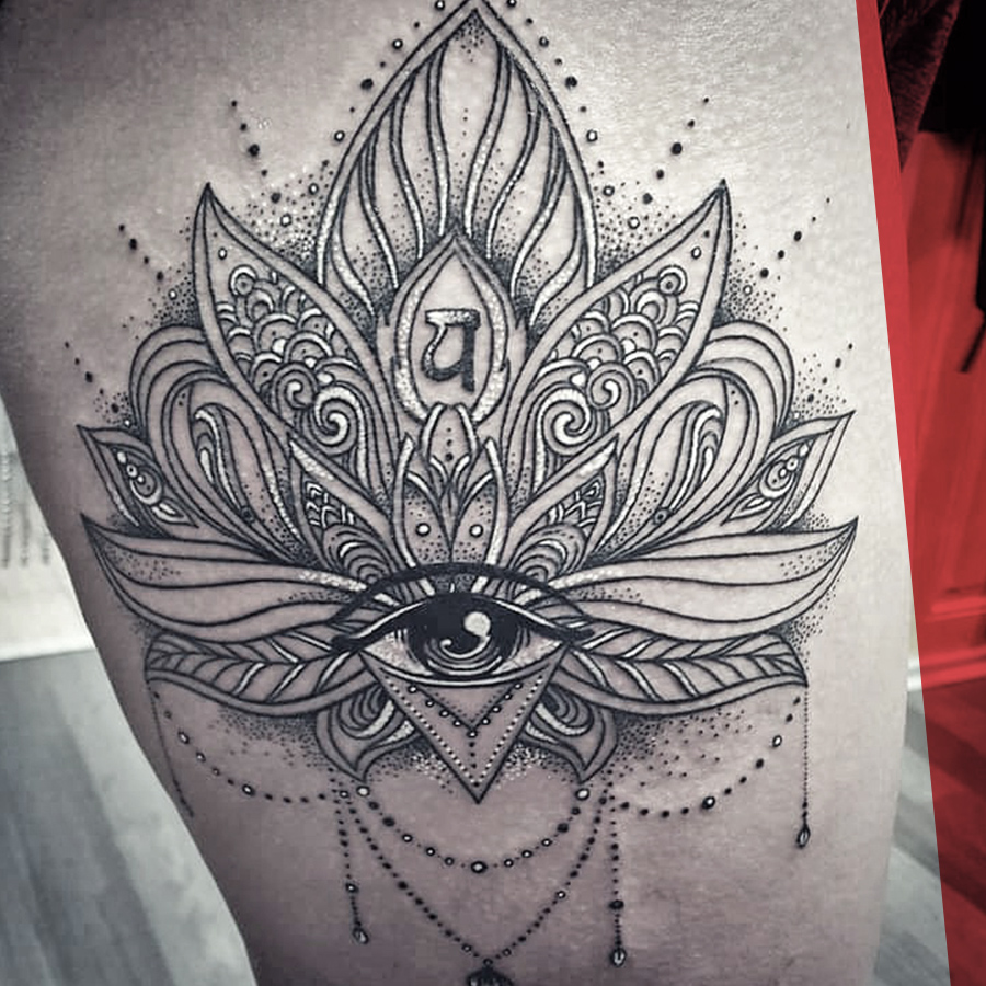 Gedetailleerde lotusbloem met een oog en symbool in blackwork en dotwork stijl.