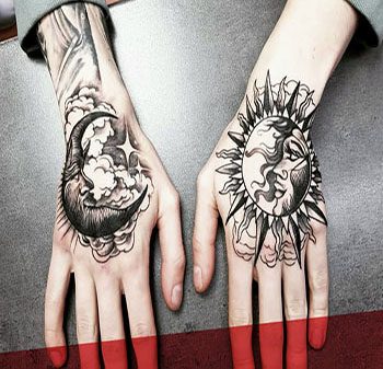 Zwart-wit illustratieve zon en maan tattoos op beide handen.