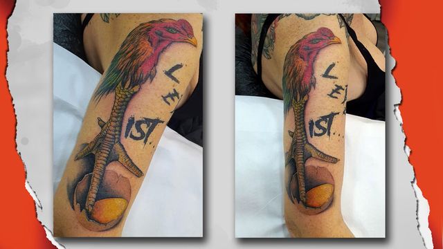 Surrealistische hanenkop op poot uit ei met tekst.