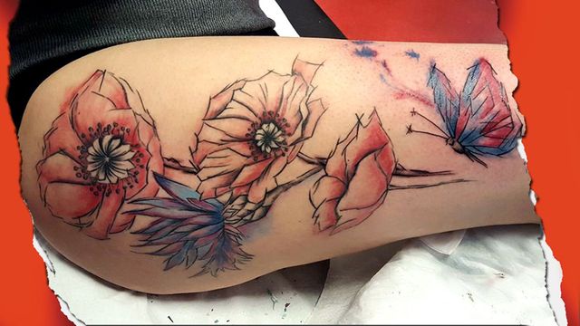 Aquarel klaprozen en korenbloem met vlinder op bovenbeen.