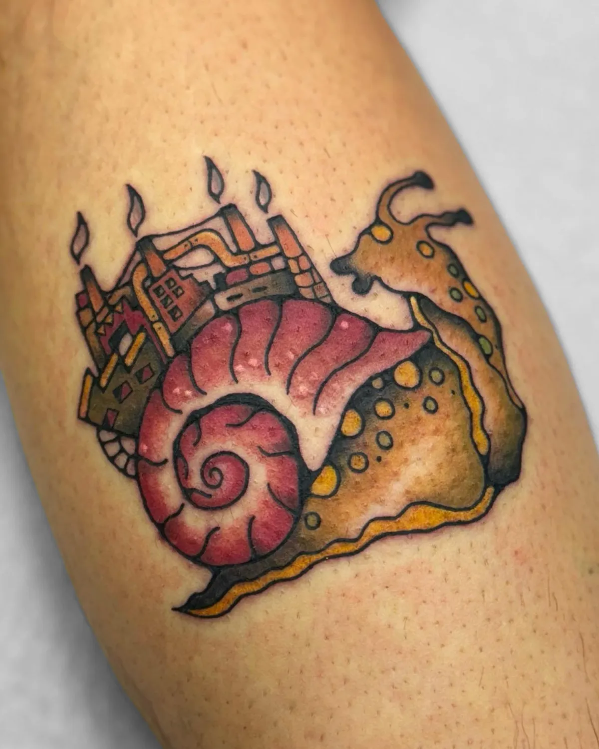 Neo-traditionele tattoo van een slak met een rokende fabriek als huisje.