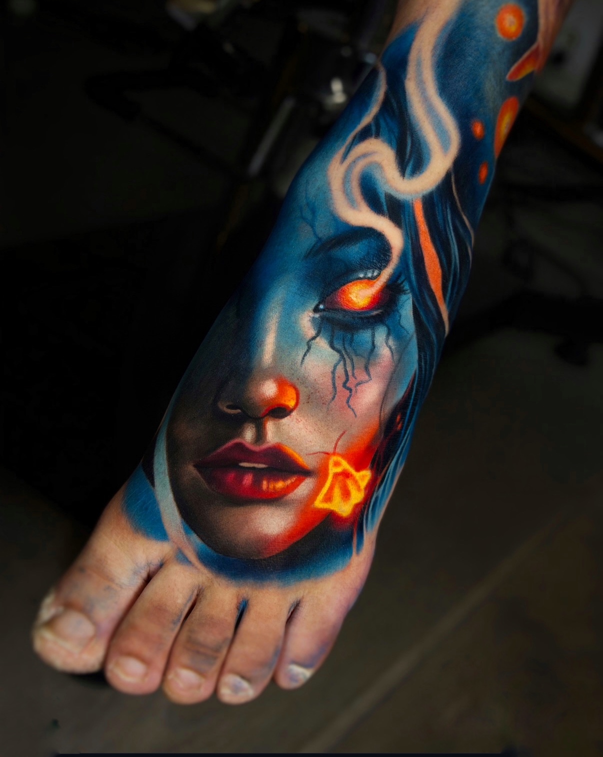 Realistisch portret van een vrouw met gloeiende ogen en vlinder op voet.