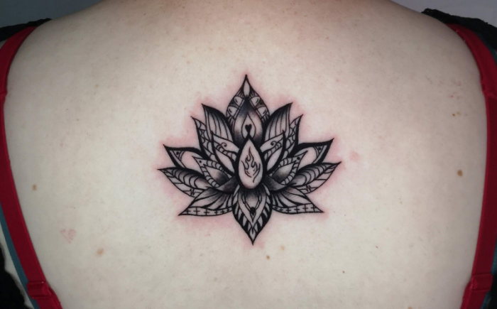 Zwart-wit lotusbloem met mandala patronen op de bovenrug.