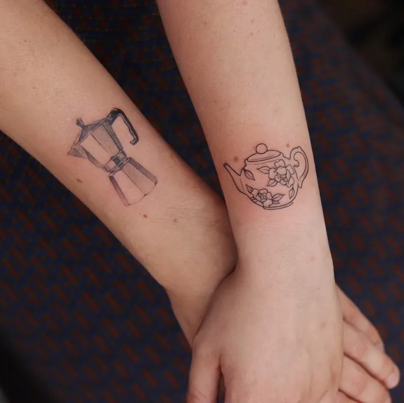 Fineline tattoos van een moka pot en een theepot op polsen.