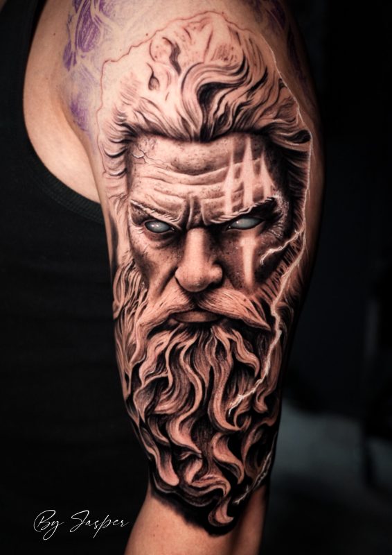 Realistisch portret van een Griekse god (Zeus/Poseidon) op de bovenarm.