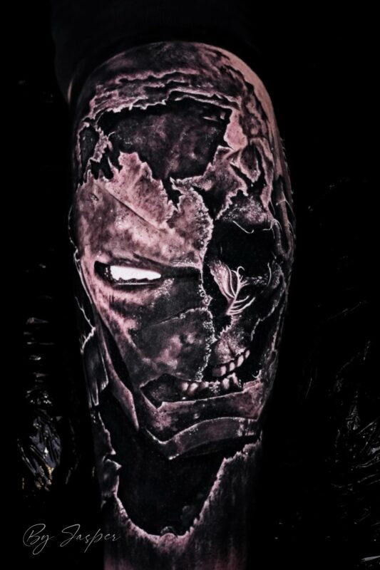 Realistische Iron Man helm die openbreekt met schedel.