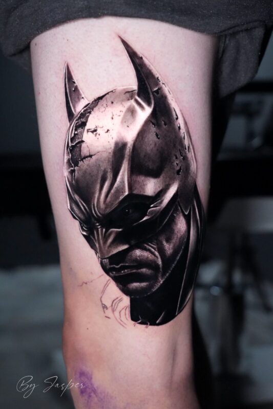Realistische Batman portret tattoo op bovenbeen.