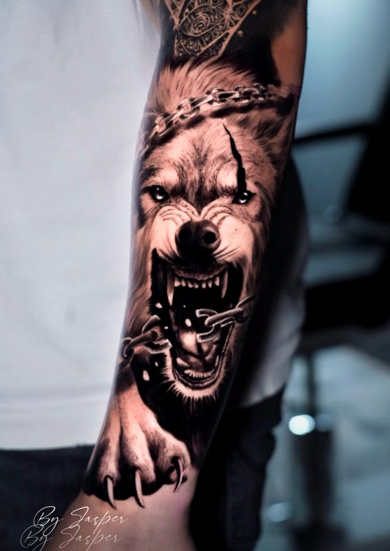 Realistische wolf met kettingen en klauwen op onderarm.