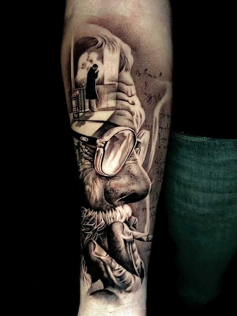 Realistische tattoo van een rokende man met bril en een figuur op een balkon in zijn hoofd.