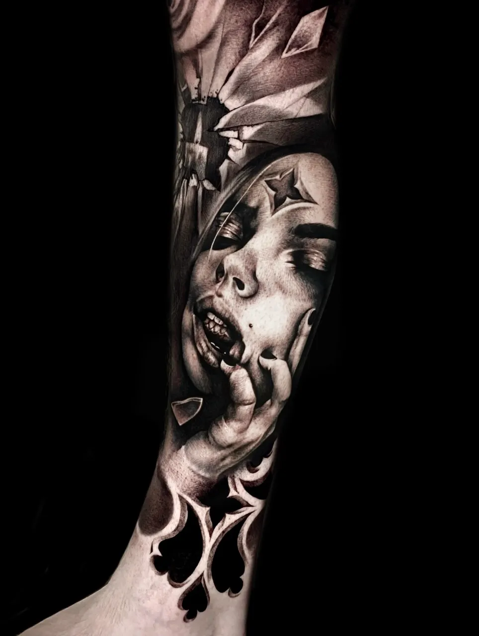 Realistisch portret van een vrouw met hand voor mond en ster op voorhoofd.